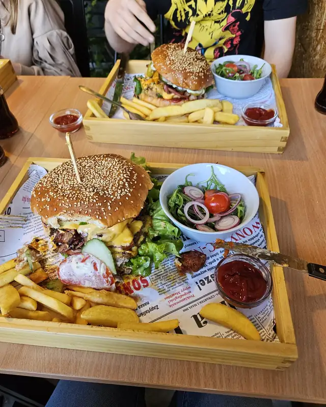 Burger na desce, z frytkami i sałatką